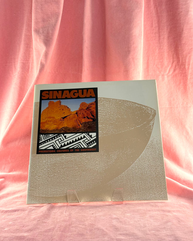 Product packaging with 'SINAGUA' branding on a pink fabric background