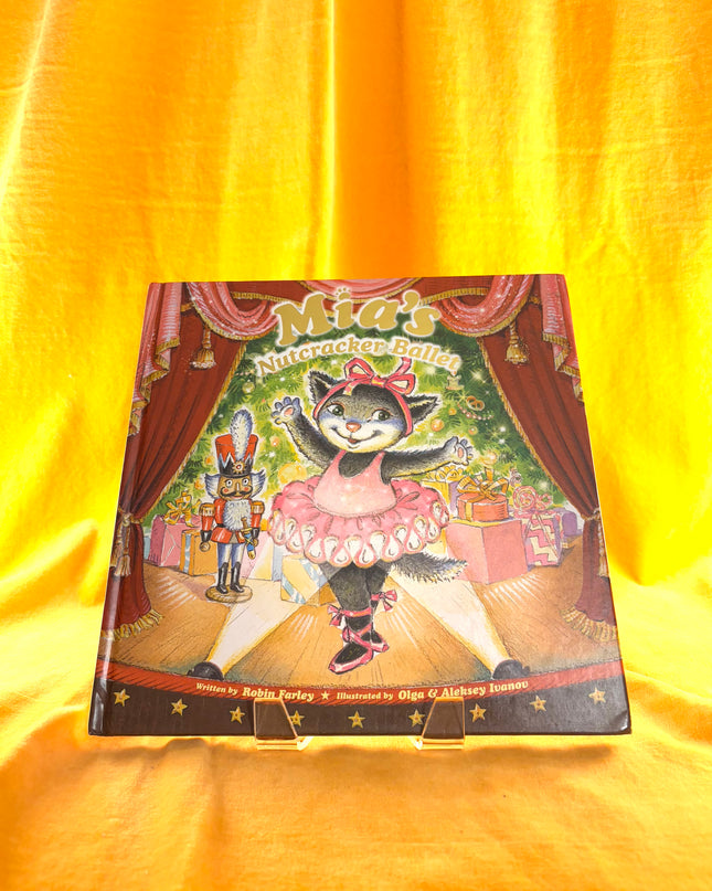 Mia's Nutcracker Ballet: A Christmas Holiday Book for Kids (Mia (Paperback)) by Robin Farley