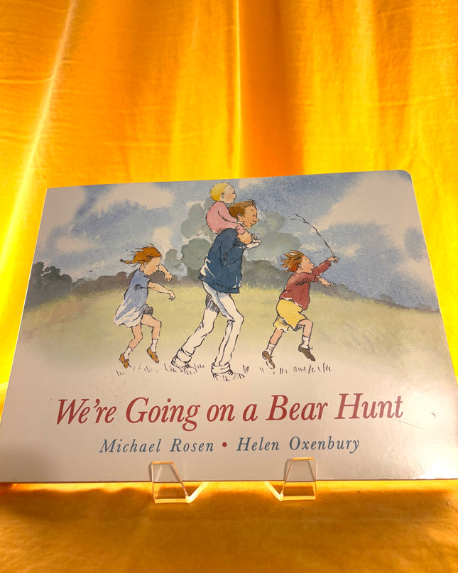 We're Going on a Bear Hunt - Helen Oxenbury & Michael Rosen (Large Board Book)