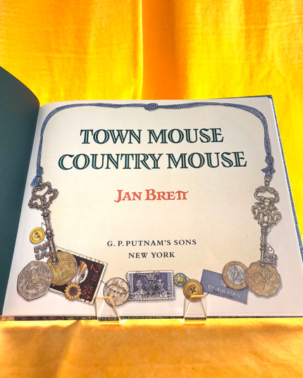 Town Mouse, Country Mouse - Jan Brett