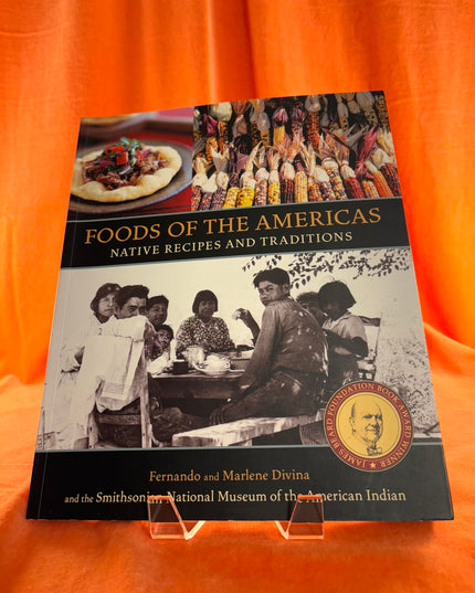 Foods of the Americas: Native Recipes and Traditions [A Cookbook] by Smithsonian American Indian,Fernando Divina,Marlene Divina