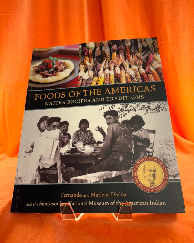 Foods of the Americas: Native Recipes and Traditions [A Cookbook] by Smithsonian American Indian,Fernando Divina,Marlene Divina