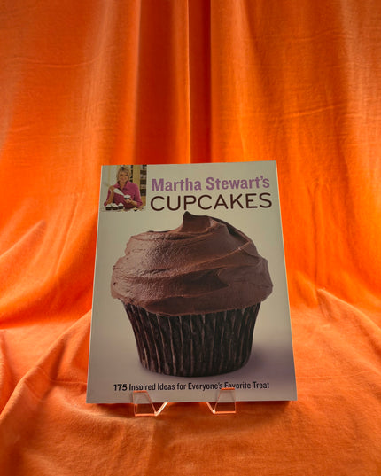 Martha Stewart's Cupcakes: 175 Inspired Ideas for Everyone's Favorite Treat: A Baking Book by Martha Stewart Living Magazine