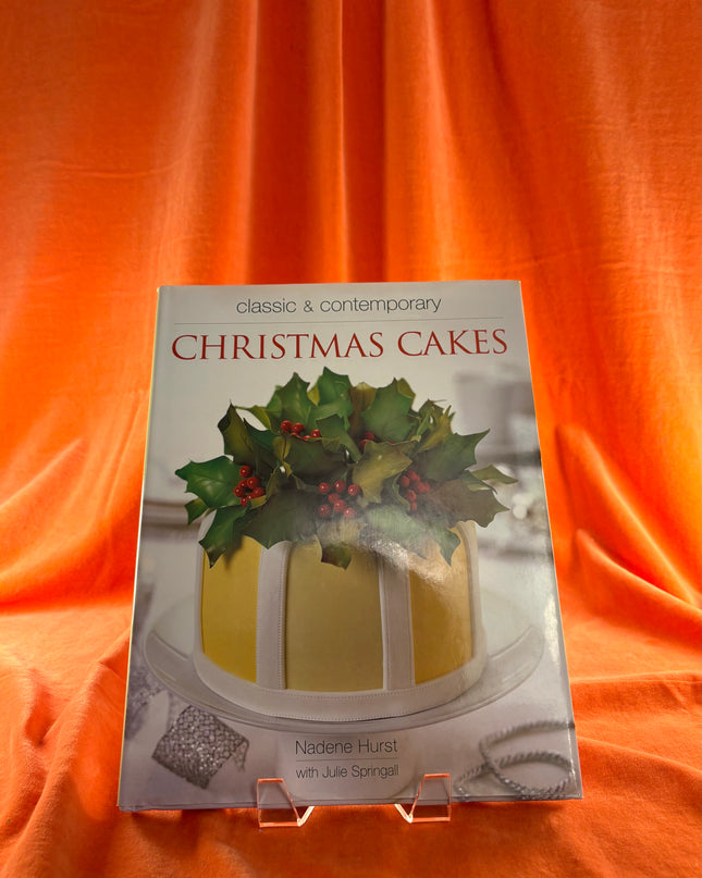 Classic & Contemporary Christmas Cakes by Nadene Hurst,Julie Springall