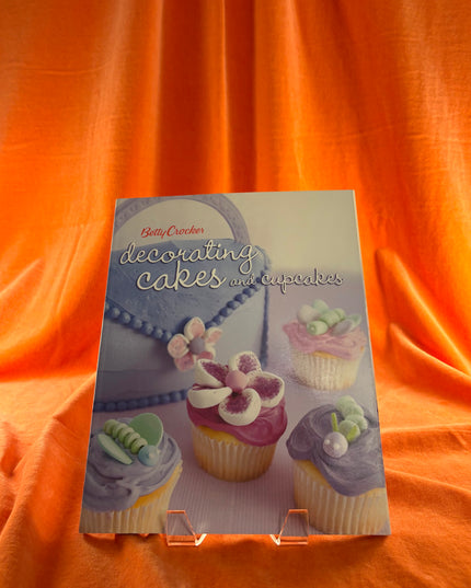 Betty Crocker Decorating Cakes and Cupcakes (Betty Crocker Cooking) by Betty Crocker