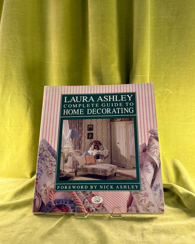 Laura Ashley Complete Guide to Home Decorating - Charyn Jones