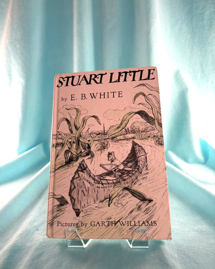 Book cover of 'Stuart Little' by E.B. White with illustrations on a light blue background