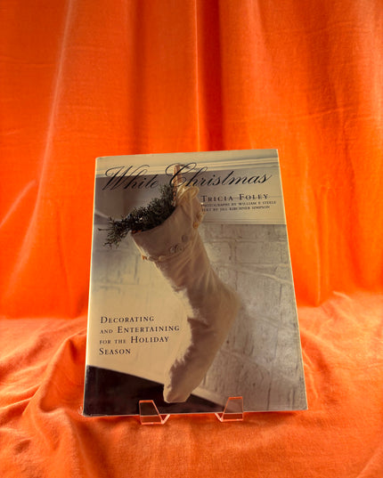 White Christmas: Decorating and Entertaining for the Holiday Season by Tricia Foley