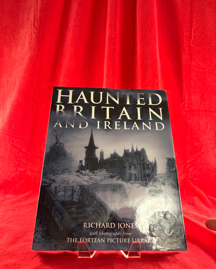 Haunted Britain and Ireland - With Photographs from the Fortean Picture Library by Richard Jones