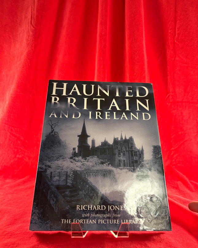 Haunted Britain and Ireland - With Photographs from the Fortean Picture Library by Richard Jones